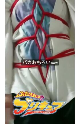 亀甲縛りをされておどける吉野被告（知人より提供）