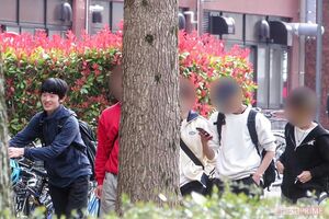 自転車を押しながら、4人のご友人と学内を回られる悠仁さま(大学関係者提供)