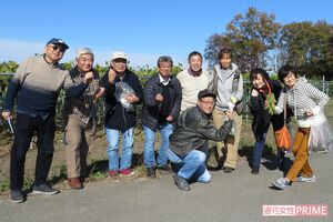 吉永さんと二木啓孝さん（前列）が発足した『老人力同盟』は体力・知識力が落ちても嘆かないR60の会。右端は坂本美恵子さん