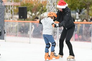 '19年、アイススケートのイベントで男児の手を引いてスケートを教えている安藤美姫