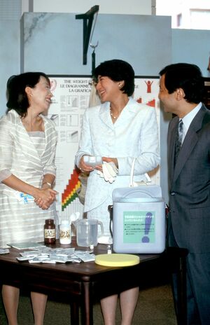 ユニセフハウス・オープニング記念式典で当時皇太子の徳仁さま、皇太子妃雅子様と談笑（’01年7月）