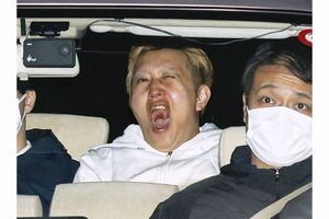 警視庁丸の内署から移送されるユーチューバー杉田一明容疑者（写真は共同通信社）