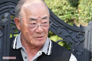 直撃を受ける張本勲。「喝！」を彷彿とさせる鋭い眼光をみせた