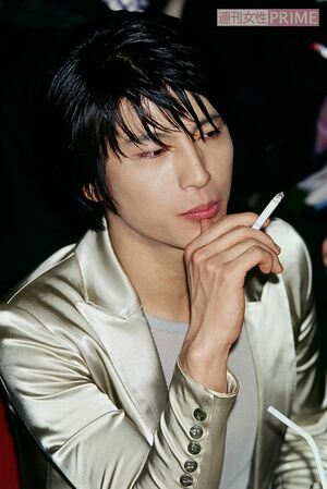 『WITHLOVE』の記者会見でたばこを燻らせる及川光博(’98年)