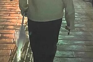 1月23日、永瀬廉がInstagramに投稿した写真を拡大したもの。アイコスらしきものを持って歩いている