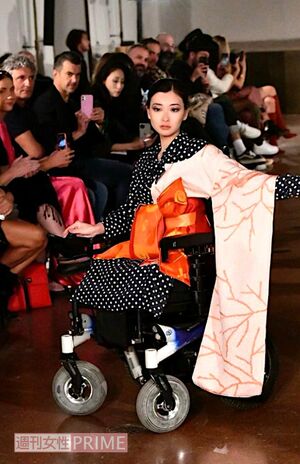 2022年秋のミラノ・ファッションウィークでランウェイに車いすで登場したみゅうさん（みゅうさんのインスタグラムより）
