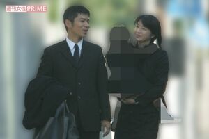 2005年、神奈川県の有名私立幼稚園の試験に来ていた田中美佐子と深沢邦之。幼かった娘も、2022年12月に20歳に