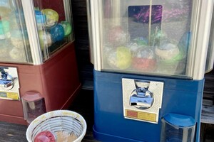 ひと昔前、駄菓子屋などの店頭にあったガチャガチャ。小銭を握りしめて通った人も多いのでは?