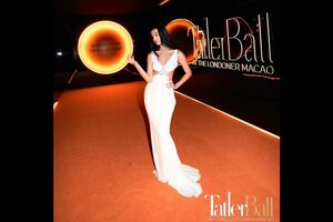 11月25日に行われた『TatlerAsia』のイベントに、大胆にカットされた白いドレスで参加したKoki,(Koki,インスタグラムより)