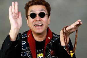 嘉門タツオ　'59年3月25日生まれ。『替え唄メドレー』などのヒット曲で知られるコミックソングの第一人者