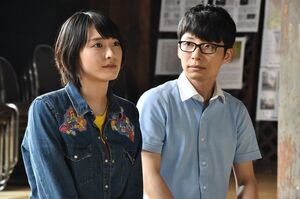 専業主婦として“就職”したみくりと、“雇用主”の夫・津崎　(c)TBS