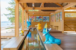 足湯内部の写真。手前が尻尾付近にひび割れが見つかったシャワーズ(一般財団法人ポケモン・ウィズ・ユー財団公式HPより)
