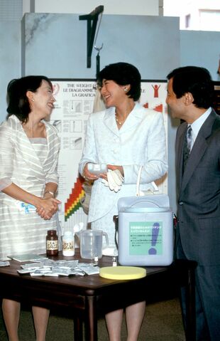 ユニセフハウス・オープニング記念式典で当時皇太子の徳仁さま、皇太子妃雅子様と談笑（’01年7月）