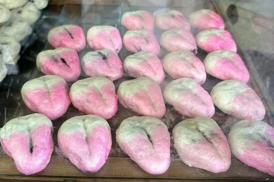 山脇さんの故郷、長崎をひとり旅で訪れた時の一枚。饅頭屋さんの春の名物「桃饅頭」