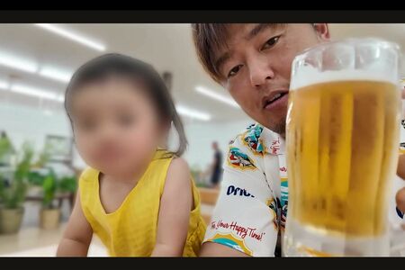 「日中、お酒飲んだら熱中症になりそうで怖いけど、この暑さは飲んじゃうよね」と発言した上でビールらしき飲み物を飲んだ家族系YouTuber『ばつまる夫婦』夫の“ジョニー”ことHIRO（YouTubeチャンネルより、一部編集部で加工）