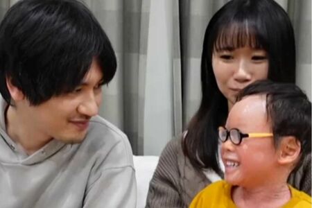 笑顔があふれる家族のひととき。互いを思いやる温かなまなざしが交差する