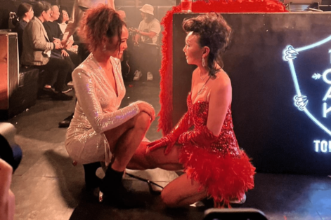 クリスタル・ケイの母シンシア、還暦の誕生パーティーをクラブで開催！破天荒に生きてきた60年を振り返る「…