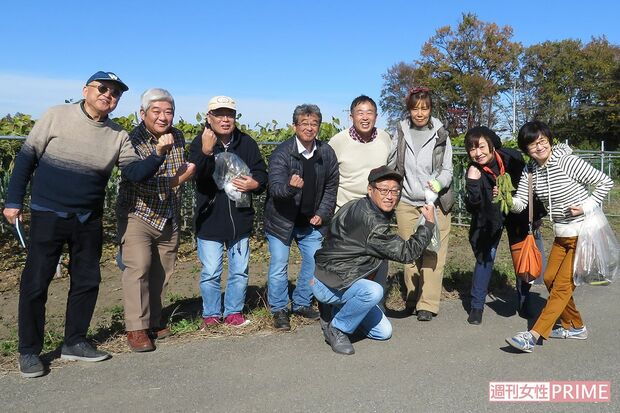 吉永さんと二木啓孝さん（前列）が発足した『老人力同盟』は体力・知識力が落ちても嘆かないR60の会。右端は坂本美恵子さん