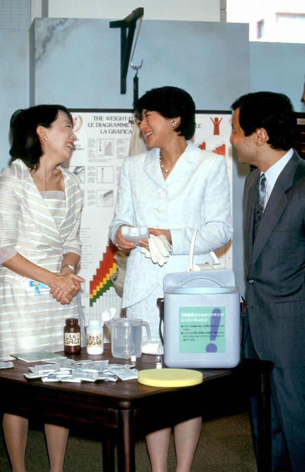 ユニセフハウス・オープニング記念式典で当時皇太子の徳仁さま、皇太子妃雅子さまと談笑（’01年7月）