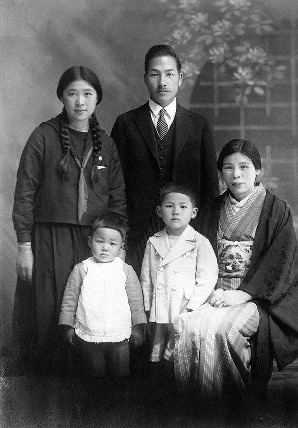【写真】県立筑紫高等女学校1年生（12歳）のときに両親、弟たちと。ツチヱさんは友達も多く、学校でもリーダー的な存在だった