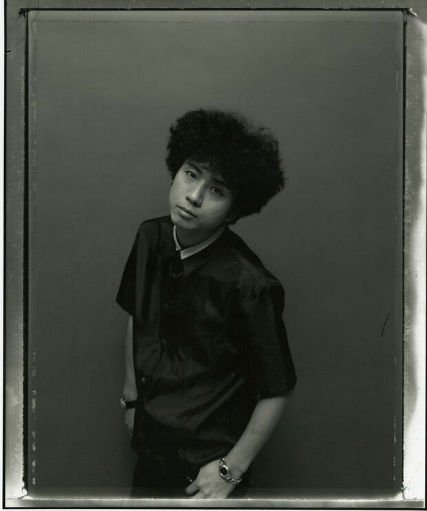 1997年アルバム『PURE RED』でのアフロヘア。ヘアスタイルに変化があるフミヤの中でも特に印象的な髪型だった　撮影／細野晋司　写真協力／エムオン・エンタテインメント