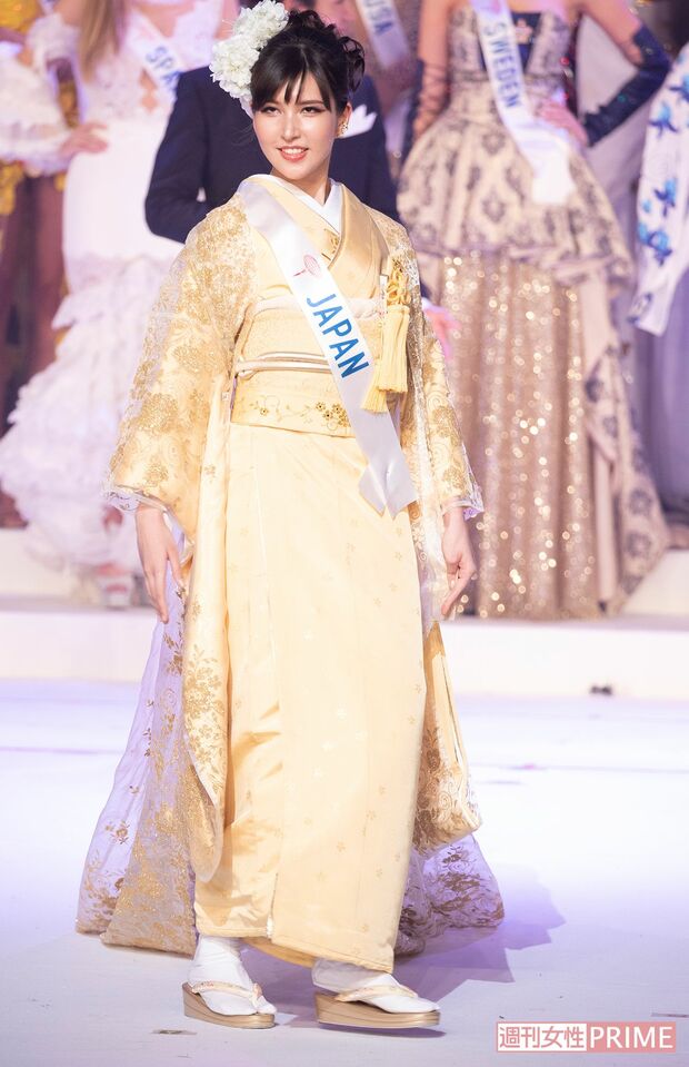 神田うのデザインの和装で登場した岡田朋峰。和装の理由は「父が花嫁姿を見たいと言っていたので」