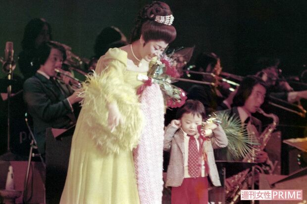 舞台の袖から幼い加藤が「ひばりちゃん、日本一!」と叫ぶのが習慣で、それを聞くとひばりの笑顔が弾けた