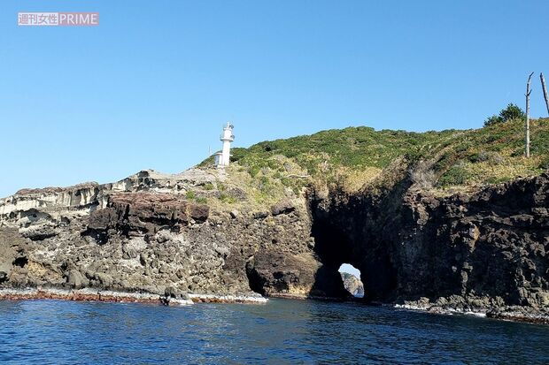 神話が伝わる「新潜戸」と、子どもたちの魂が集まる「旧潜戸」の2つの洞窟を巡る加賀の潜戸の遊覧船　撮影／編集部