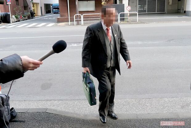 スト当日、30分以上遅れて出勤した理事長は教師の呼びかけにそっけなく（一部加工）