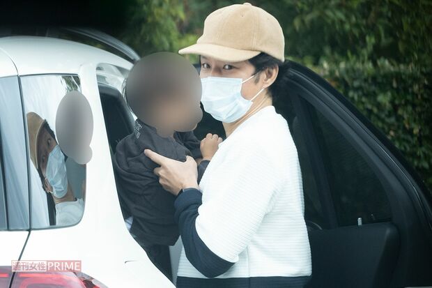 20年11月、子どもの送迎をする渡部建