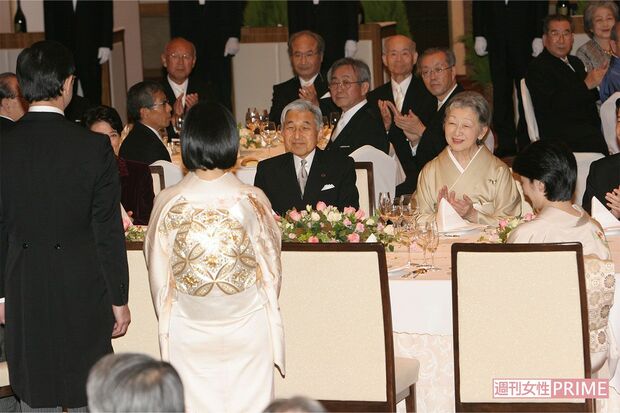 平成17年11月、黒田清子さんとなった紀宮さまの結婚披露宴では、娘を送り出す喜びと寂しさを噛み締められる上皇ご夫妻。