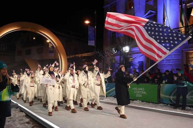 ミラノ・コルティナ五輪の開会式で行進するアメリカ代表選手団（代表撮影）