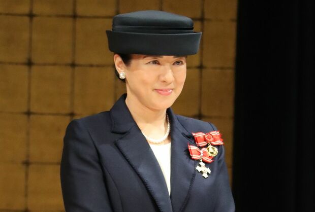 5月16日の赤十字大会では美智子さまの所作を熱心にご覧になっていた