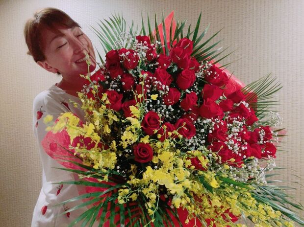 花束を嬉しそうに抱える加藤綾菜