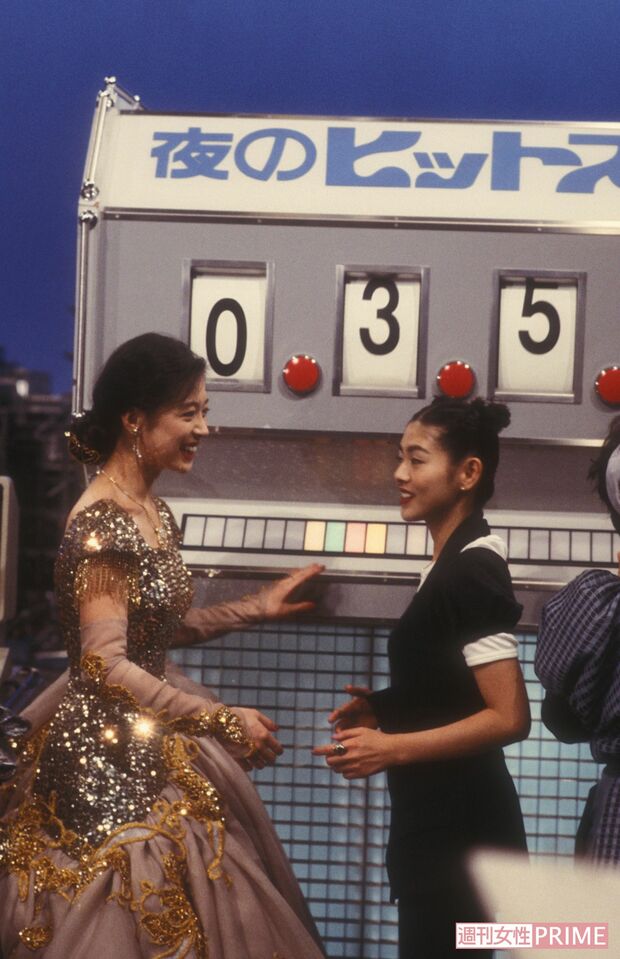 『夜のヒットスタジオ』で談笑する、中森明菜と小泉今日子