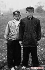 中学生時代、しなをつくるカルーセル麻紀さん。友人と