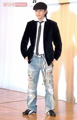 テレビドラマ『砂の器』の記者会見でポーズを決める中居正広