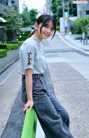 撮影中、ファンに声をかけられ「ありがとう」とほほ笑んだ福留光帆だったが、後になって「サインや握手すればよかった」と後悔していた　撮影/山田智絵