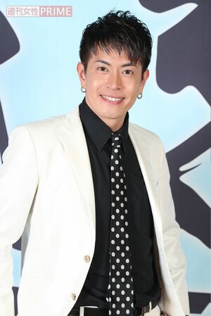 友井雄亮（ともい・ゆうすけ）／1980年4月2日生まれ。大阪府出身。178cm。純烈のコーラスと振り付けを担当。趣味は料理とショッピング。特技はダンス。2001年『仮面ライダーアギト』や2007年『ちりとてちん』に出演。　撮影／坂本利幸