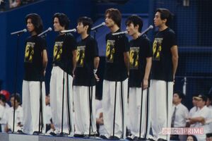 1995年7月、オールスターゲームで国歌斉唱、始球式を務めたSMAP