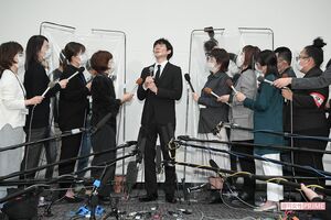 レポーターに囲まれる渡部建