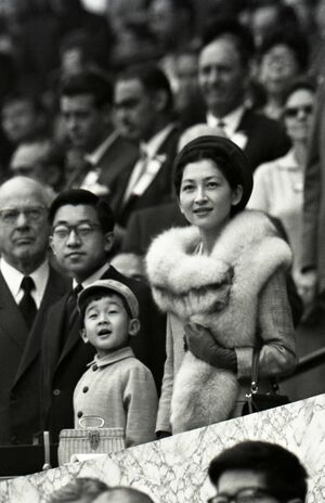 国立競技場で、両陛下とアベベの快走をご覧になる幼き日の皇太子さま('64年10月)