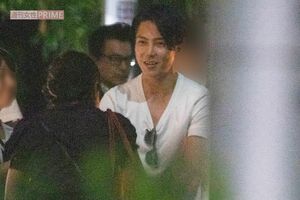 “胸チラ”姿で女性スタッフと握手をする山下智久。後ろには、監督のイ・ジェハン氏の姿も