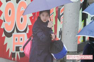 都内の小学校でバスケ部の試合に臨まれた愛子さまはボールケースをお持ちに（'12年11月）