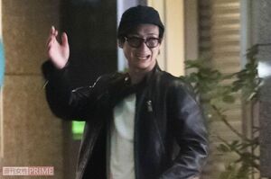 酔った宮田はおぼつかない足元で……