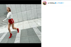 ショートパンツコーデの加護亜依（公式インスタグラムより）