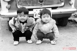 ひとつ年上の兄・壽彦さん(左)とのツーショット。小さいころはよく後ろをついて回っていた