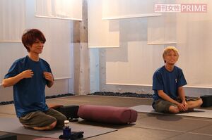 お昼寝セットを見て心なごむ、大輝くんとJunくん