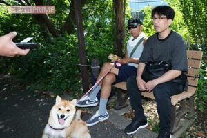 2024年8月下旬、取材時の市川猿之助と市川段一郎。表情をこわばらせる猿之助と対照的に、飼い犬は記者にじゃれるなど人懐こかった
