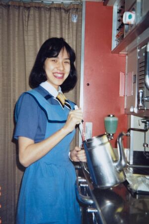 「家を出たい」不純?な動機でなったCAだったが……。入社2~3年目の23歳ごろギャレーにて